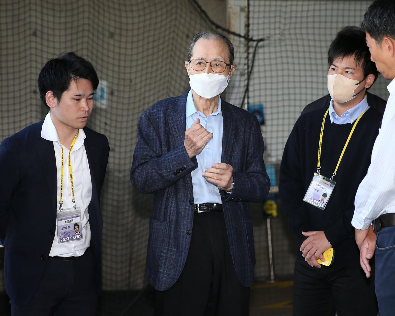 囲み取材を受ける王球団会長兼特別チームアドバイザー（撮影・冨田成美）