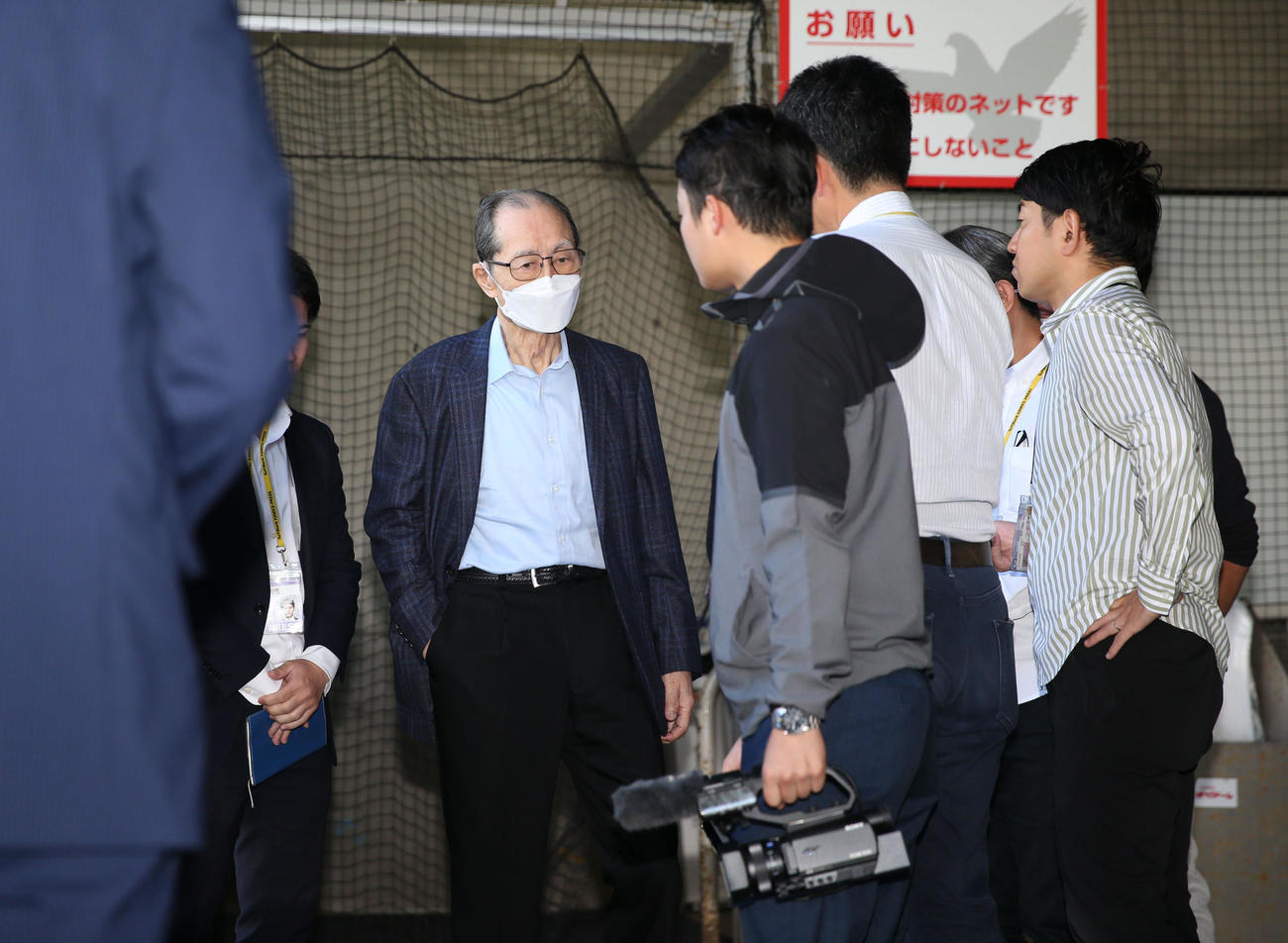 囲み取材を受ける王球団会長兼特別チームアドバイザー（撮影・冨田成美）