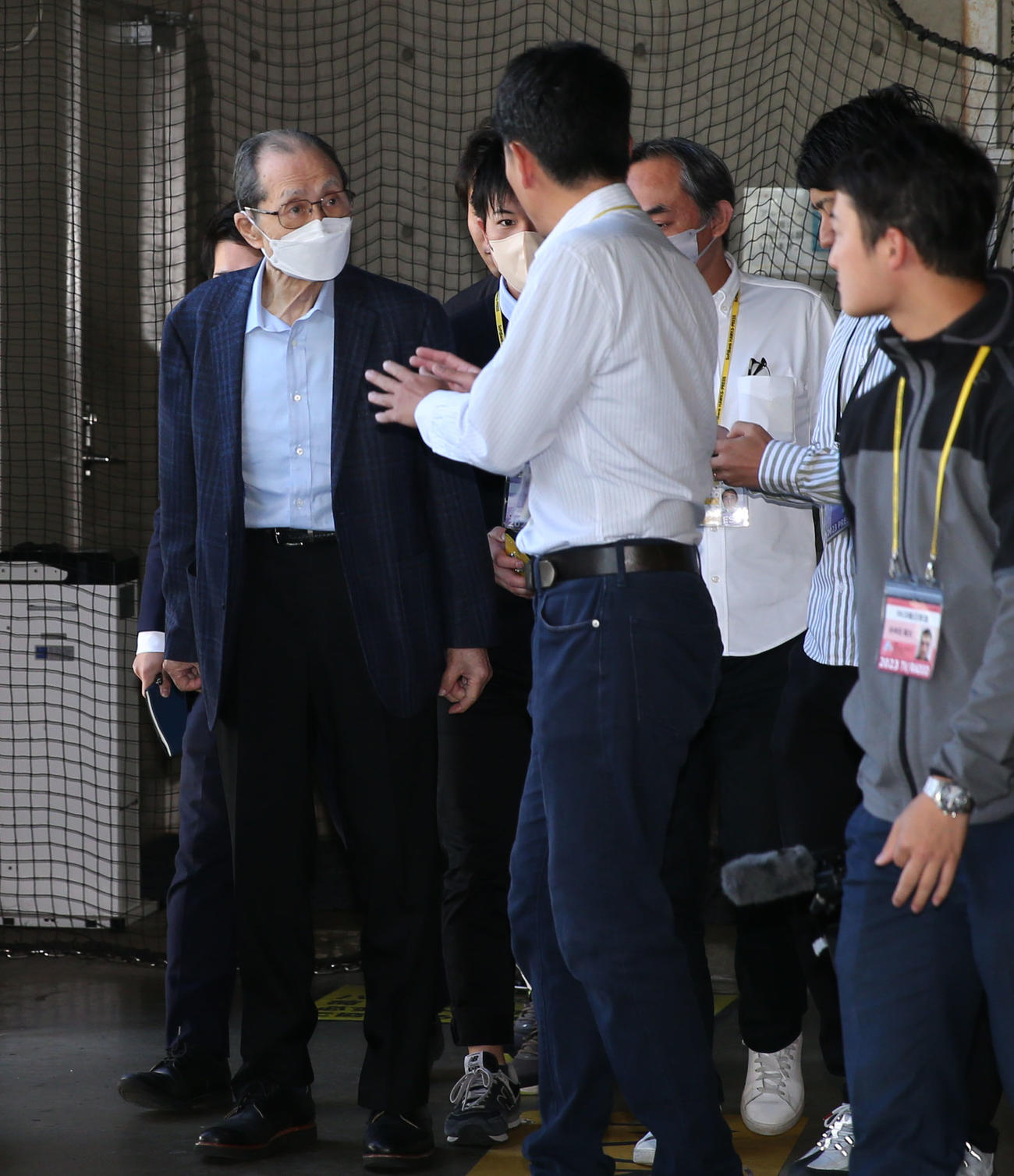 囲み取材を受ける王球団会長兼特別チームアドバイザー（撮影・冨田成美）