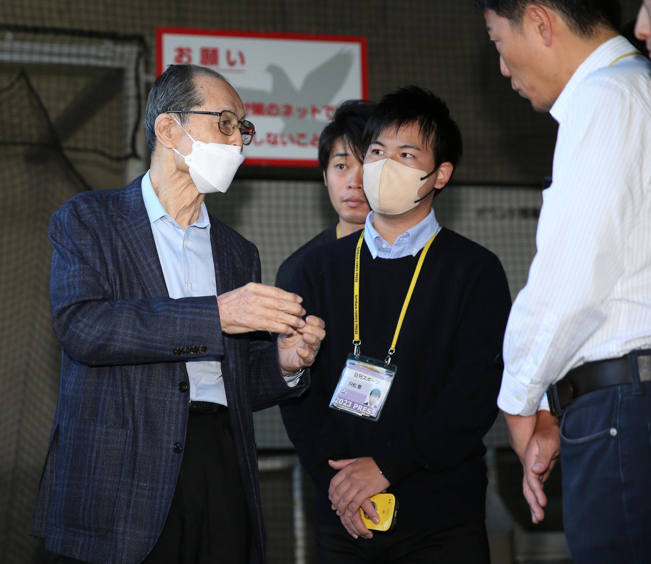 囲み取材を受ける王球団会長兼特別チームアドバイザー（撮影・冨田成美）