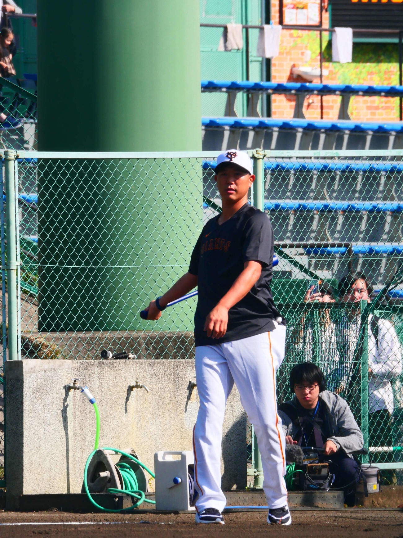 ノックを打つ巨人内海投手コーチ（撮影・上田悠太）
