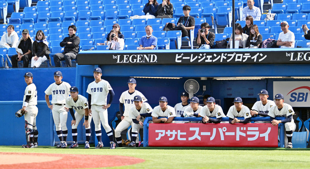 東洋大対中大　9回表、ベンチから戦況を見守る東洋大・細野（右）ら（撮影・滝沢徹郎）