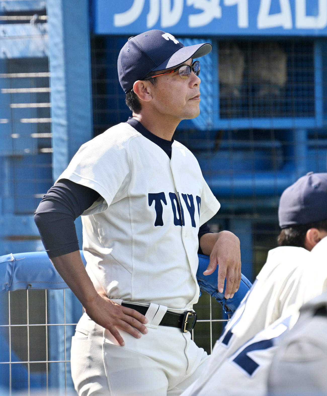 東洋大対中大　戦況を見守る東洋大・井上監督（撮影・滝沢徹郎）