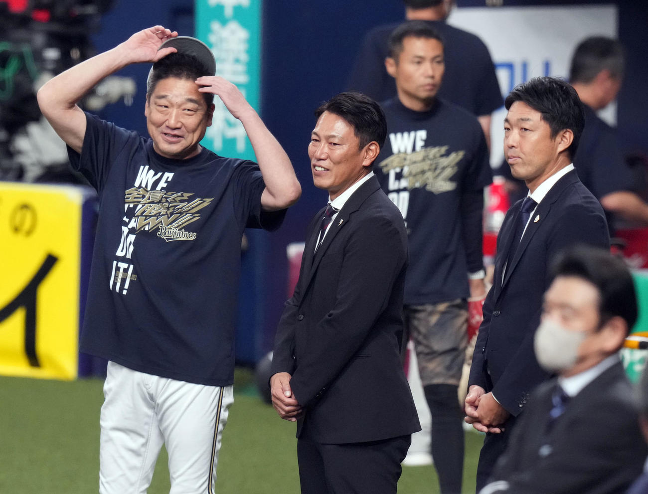 オリックス対ロッテ　中嶋監督（左）と話をする侍ジャパン井端監督（中央）。右は吉見投手コーチ（撮影・狩俣裕三）
