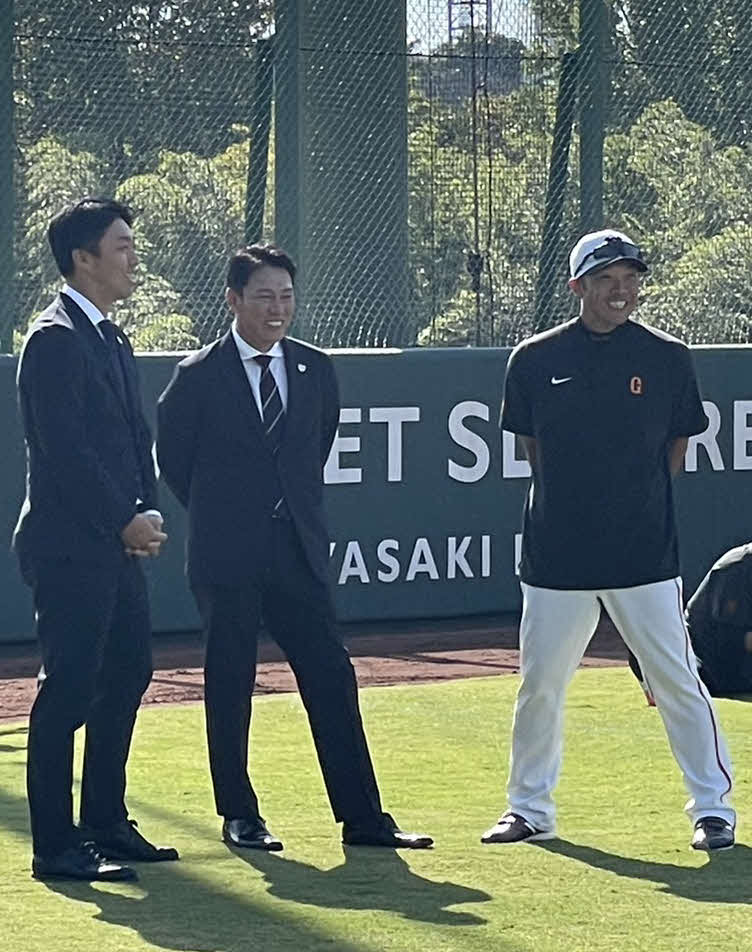 あいさつに訪れ、巨人阿部新監督（右）と会話をする侍ジャパン井端監督（中央）。左は侍ジャパン吉見投手コーチ