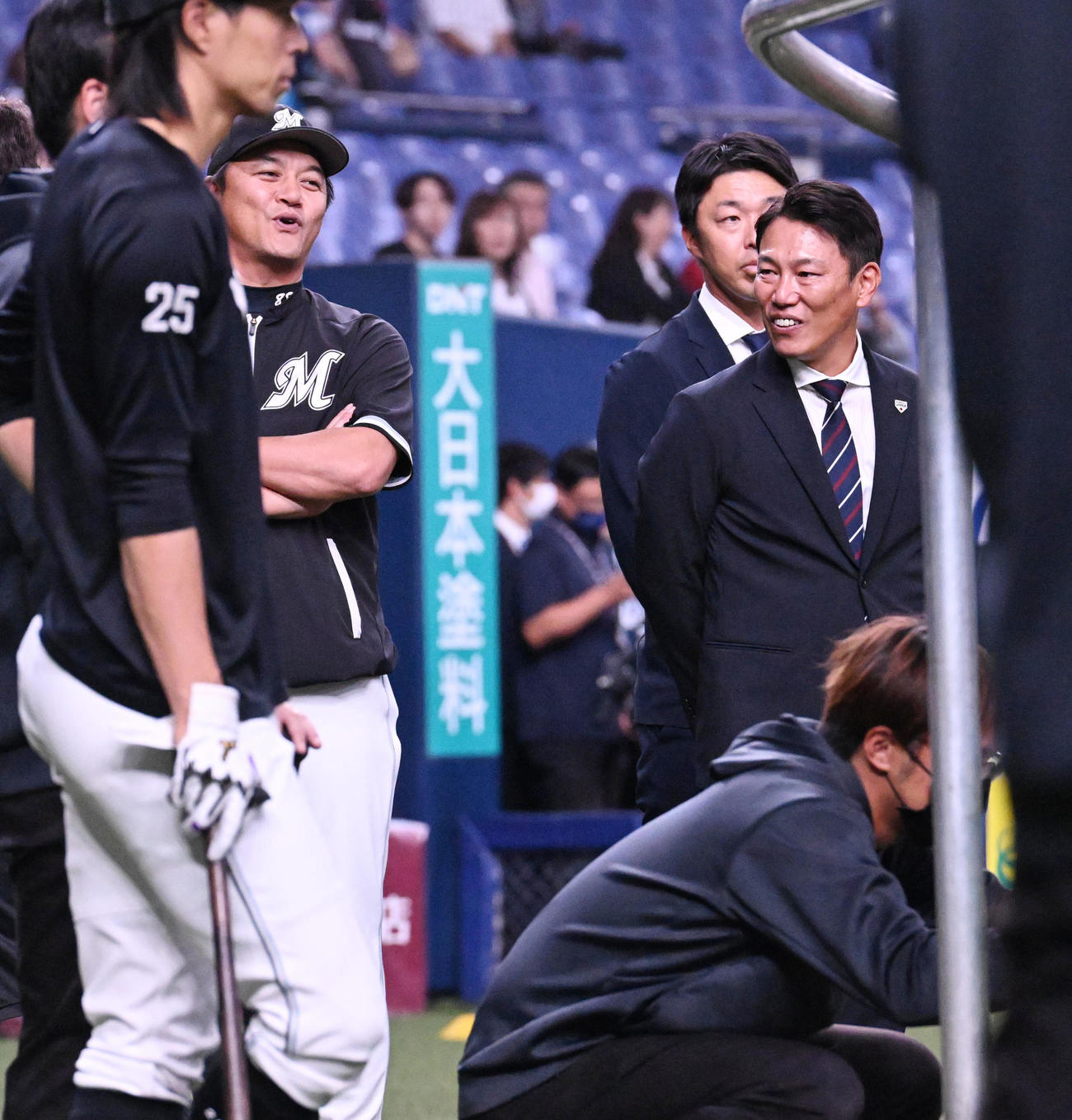 試合前、ロッテ金子コーチと話す侍ジャパン井端監督（撮影・和賀正仁）