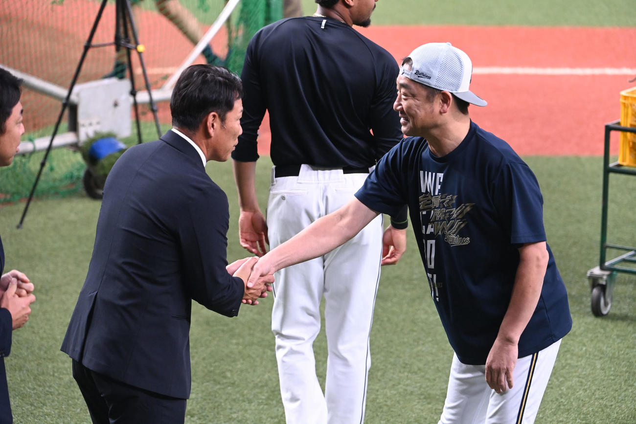 試合前、オリックス中嶋監督（右）と握手を交わす侍ジャパン井端監督（撮影・和賀正仁）