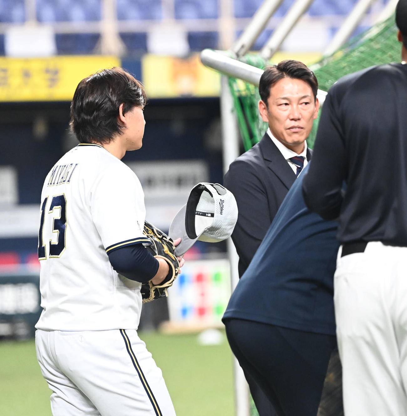 試合前、オリックス宮城（左）と話す侍ジャパン井端監督（撮影・和賀正仁）