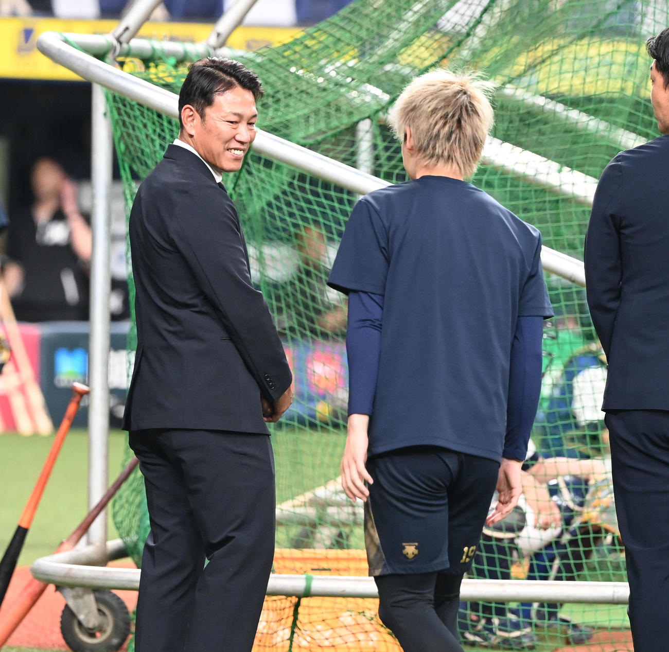 試合前オリックス山岡（右）と話す侍ジャパン井端監督（撮影・和賀正仁）
