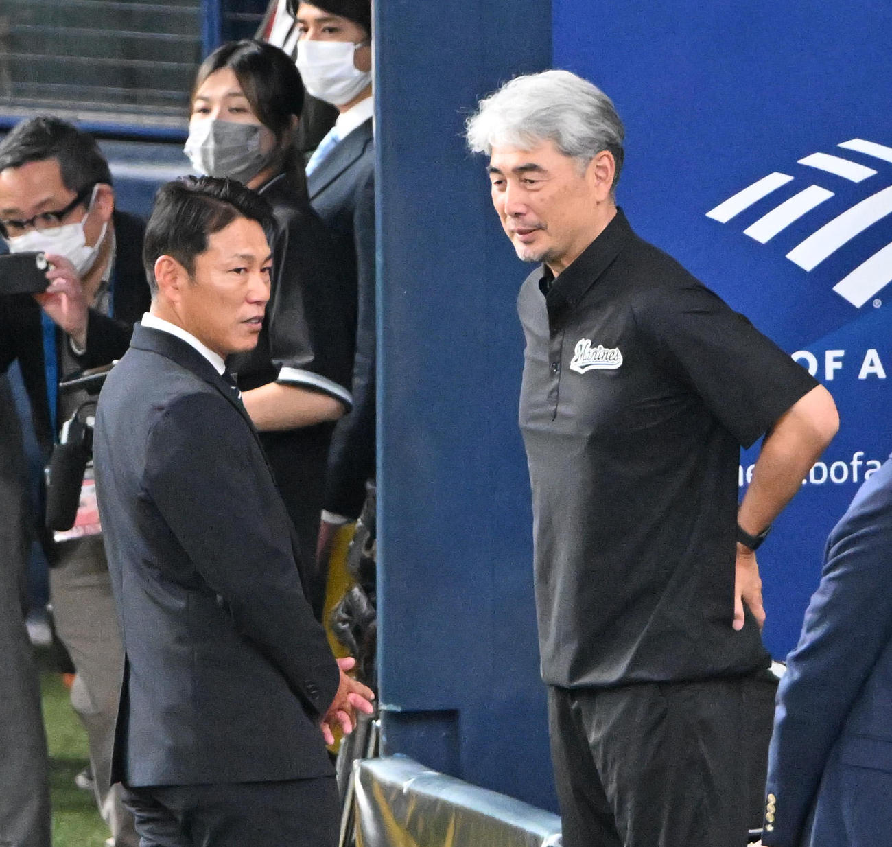 あいさつをする（左から）侍ジャパン井端監督、ロッテ吉井監督（撮影・石井愛子）