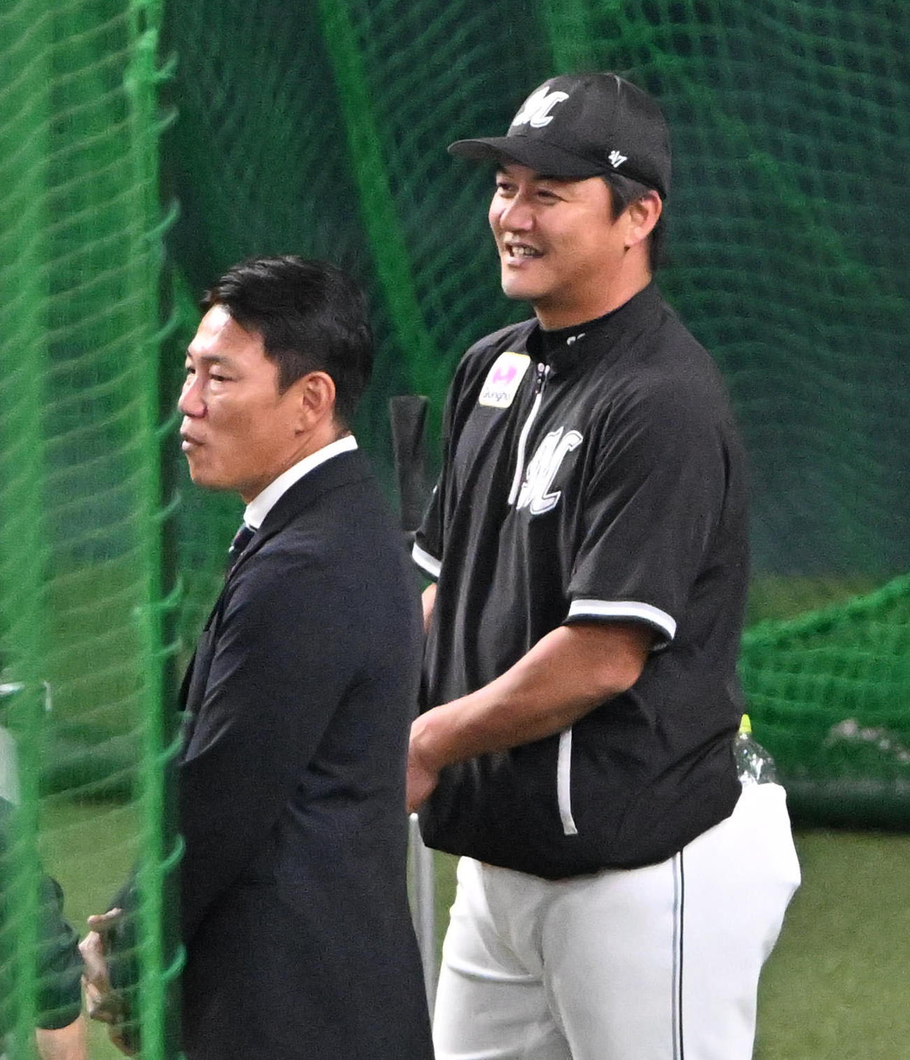 あいさつをする（左から）侍ジャパン井端弘和監督、ロッテ金子（撮影・石井愛子）