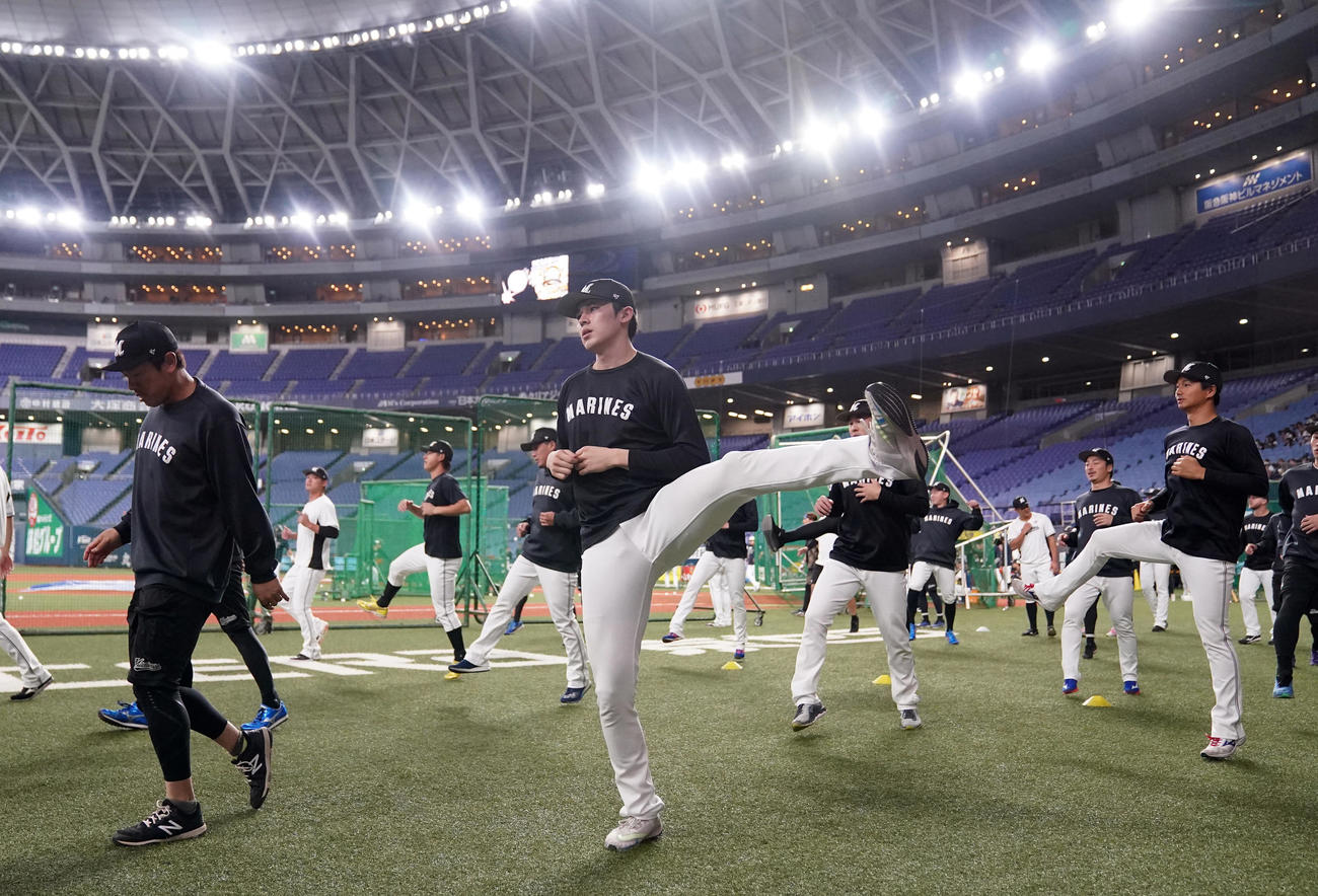 オリックス対ロッテ　ウオーミングアップをする佐々木朗（撮影・狩俣裕三）