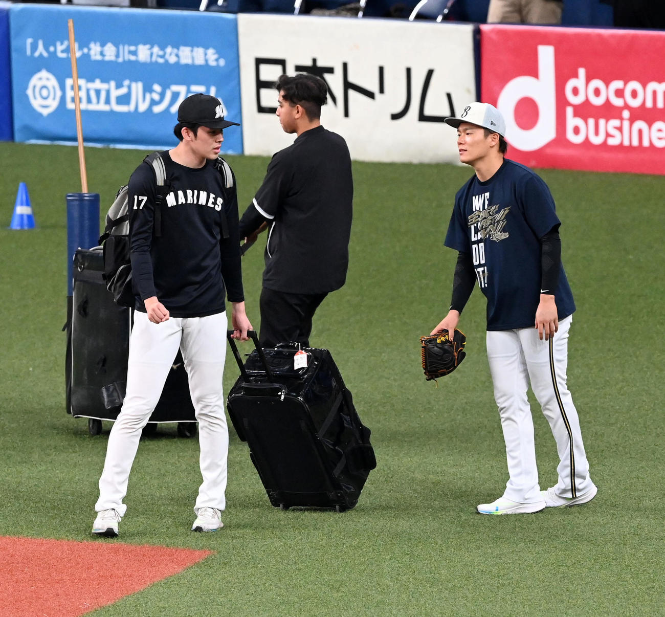 試合前に話すロッテ佐々木朗（左）とオリックス山本（撮影・前岡正明）