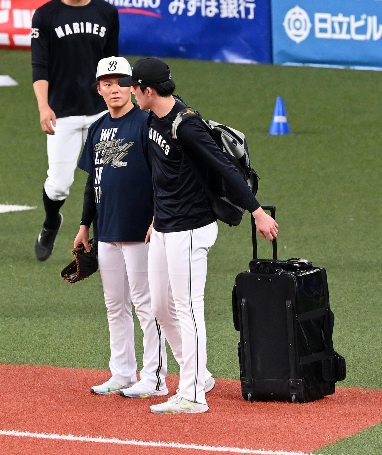 試合前に話すロッテ佐々木朗（右）とオリックス山本（撮影・前岡正明）