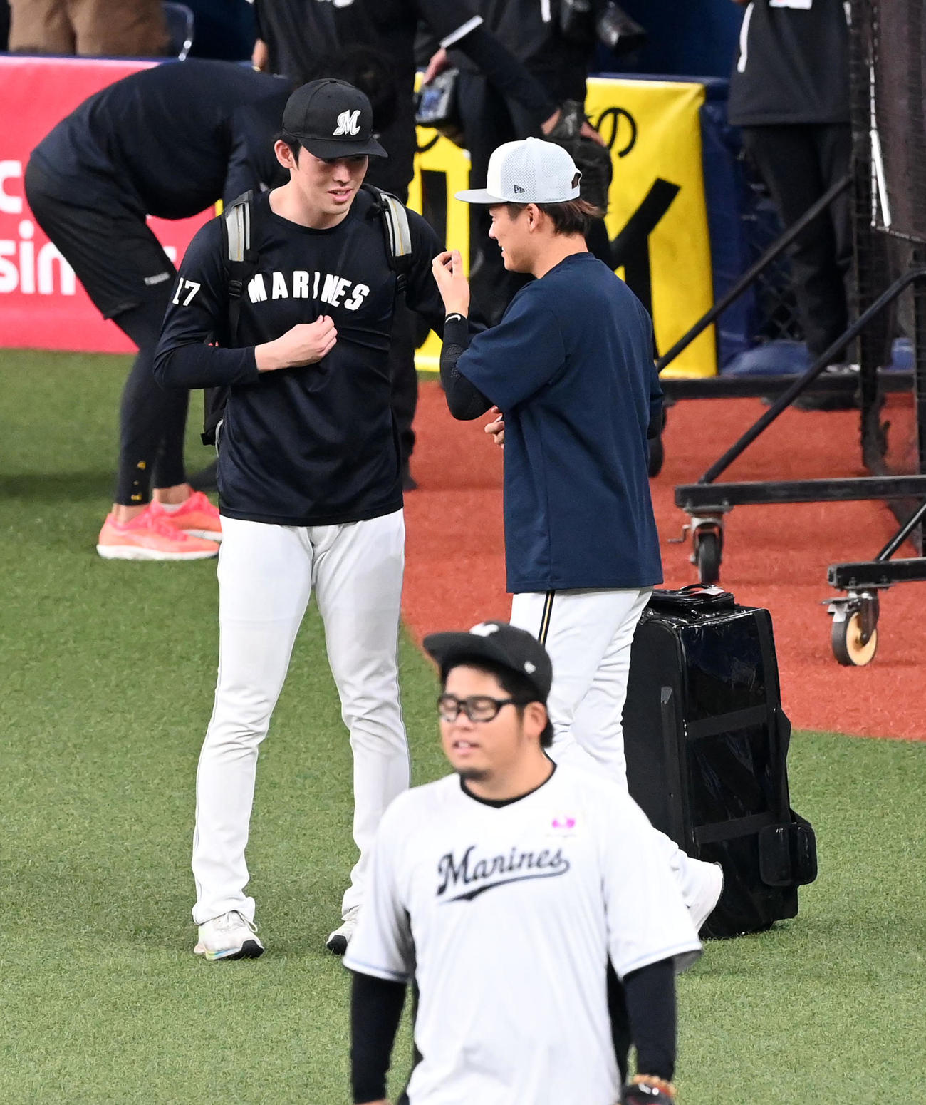 試合前に話すロッテ佐々木朗（左）とオリックス山本（撮影・前岡正明）