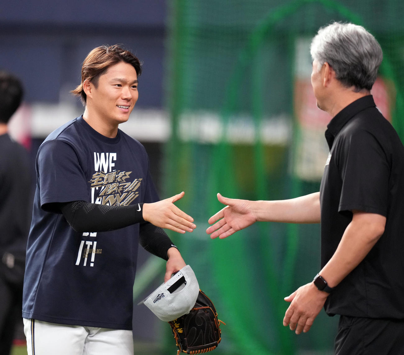 オリックス対ロッテ　試合前、握手を交わす山本（左）と吉井監督（撮影・狩俣裕三）