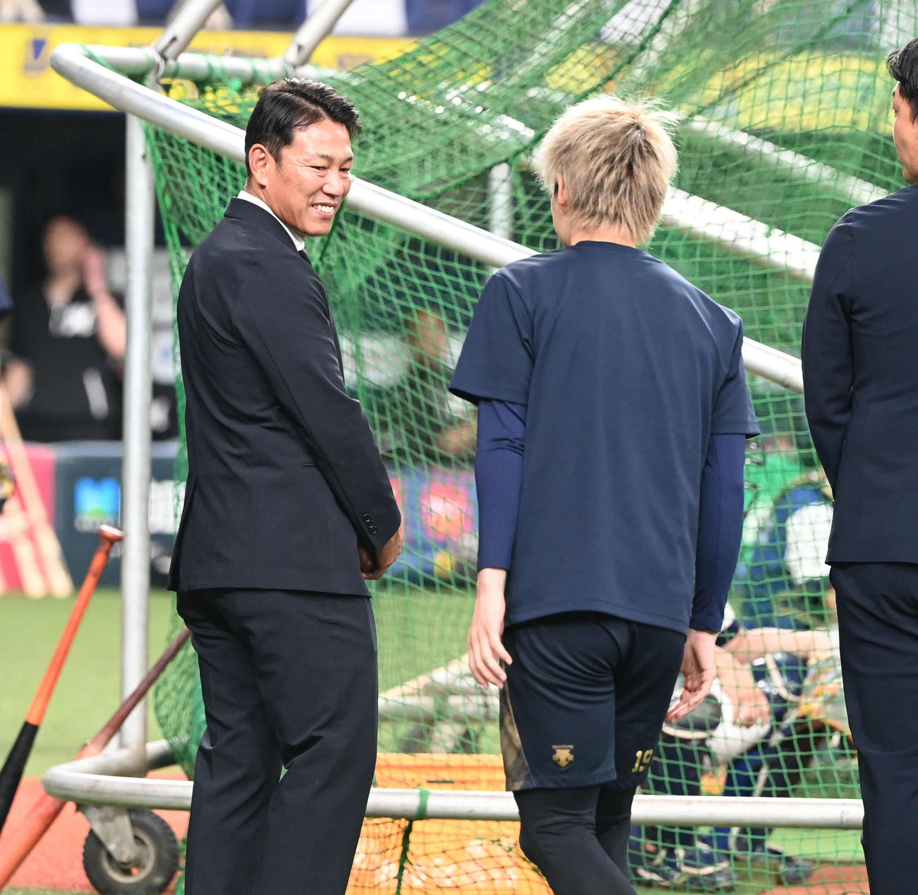 試合前オリックス山岡（右）と話す侍ジャパン井端監督（撮影・和賀正仁）