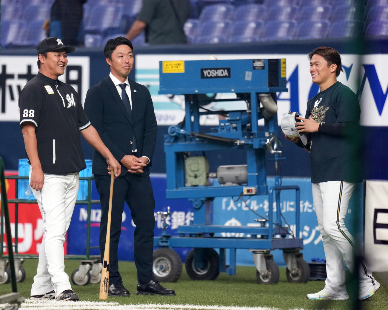 オリックス対ロッテ　試合前に談笑する侍ジャパンの金子ヘッドコーチ兼打撃コーチ、吉見投手コーチ、山本（撮影・狩俣裕三）