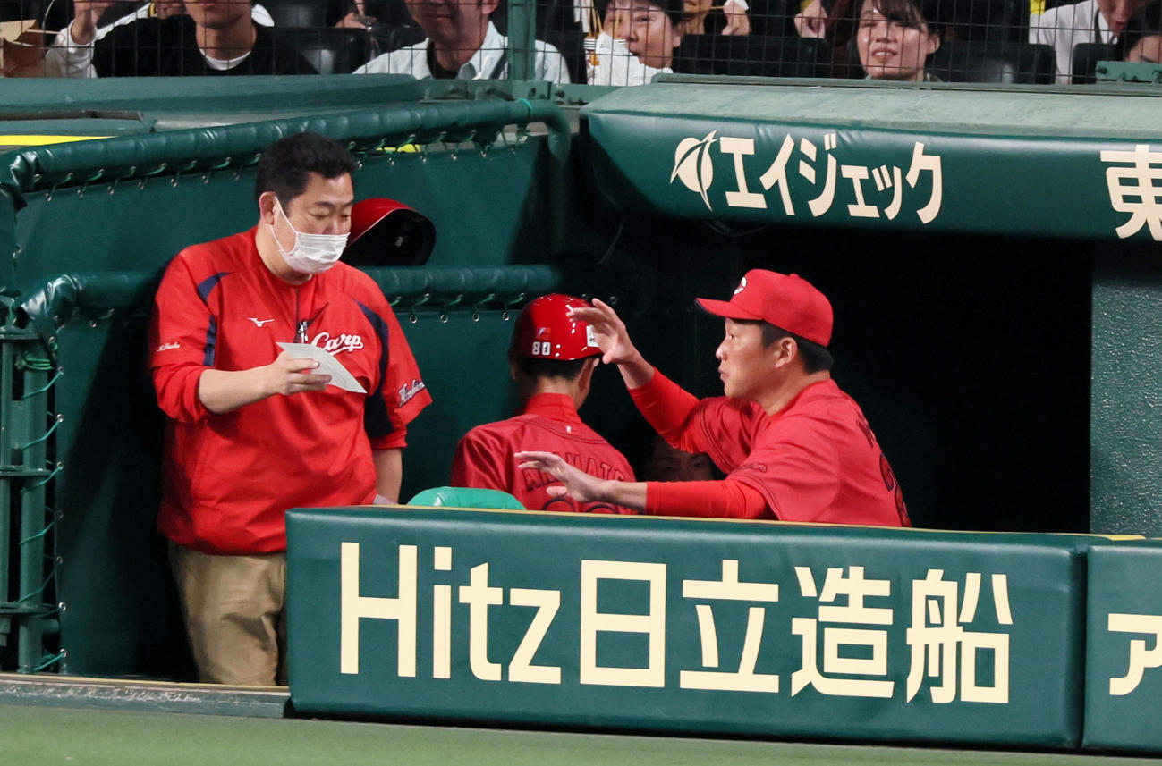 阪神対広島　メンバー表交換へ駆け足で向かう新井監督（撮影・加藤哉）