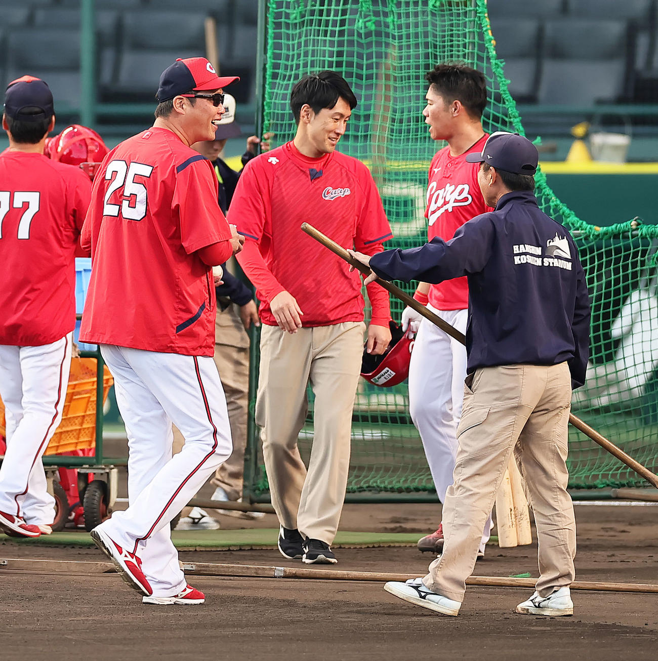 試合前の練習を終え、阪神園芸のスタッフと談笑する広島新井監督（左）（撮影・足立雅史）