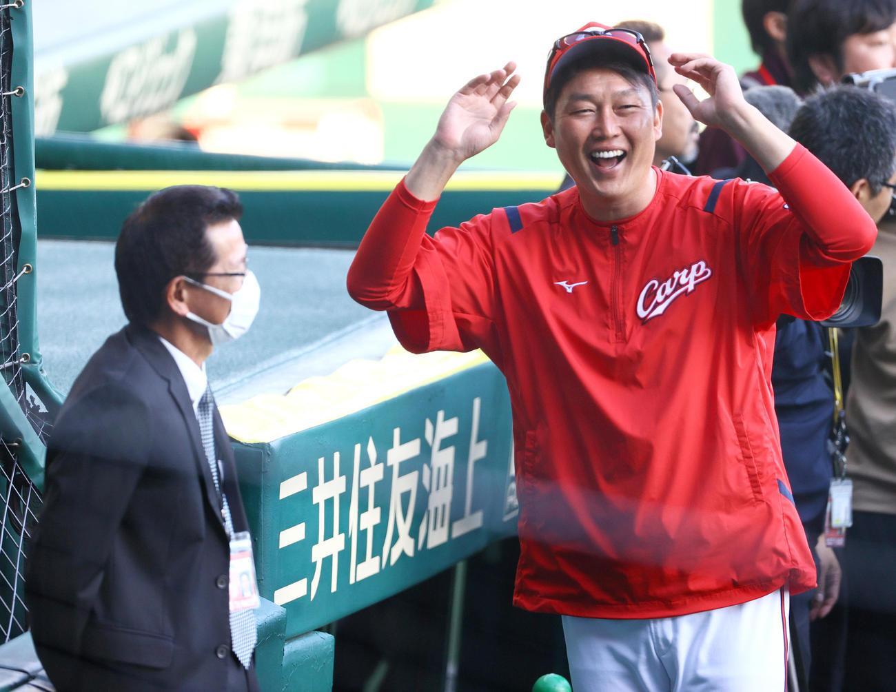 CSファイナル　阪神対広島　試合前、大野豊氏（左）と談笑する広島新井監督（撮影・上山淳一）