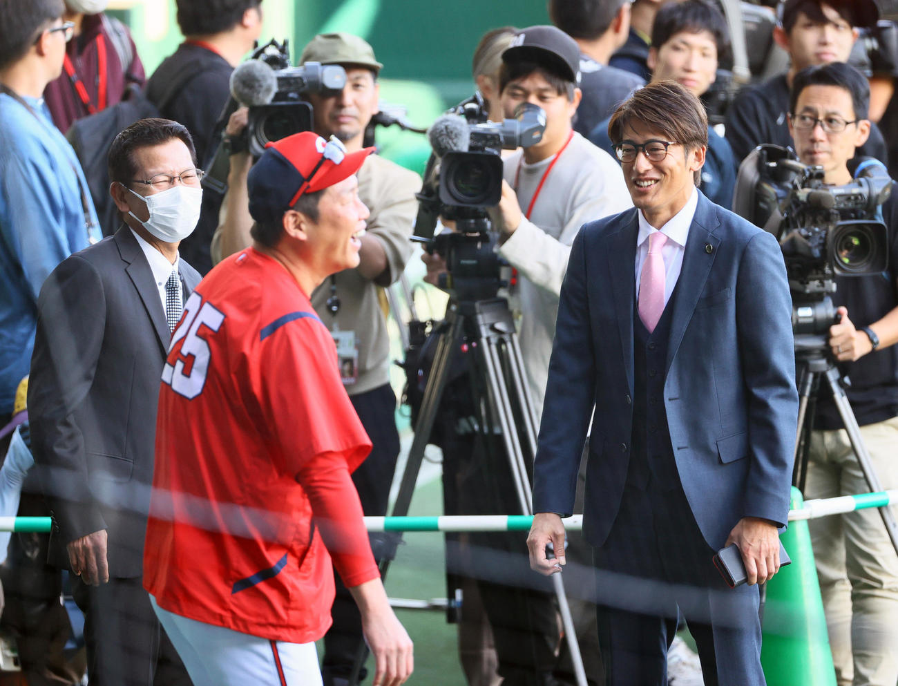 CSファイナル　阪神対広島　試合前、広島新井監督（手前）は大野氏（左）、能見氏（右）と談笑する（撮影・上山淳一）