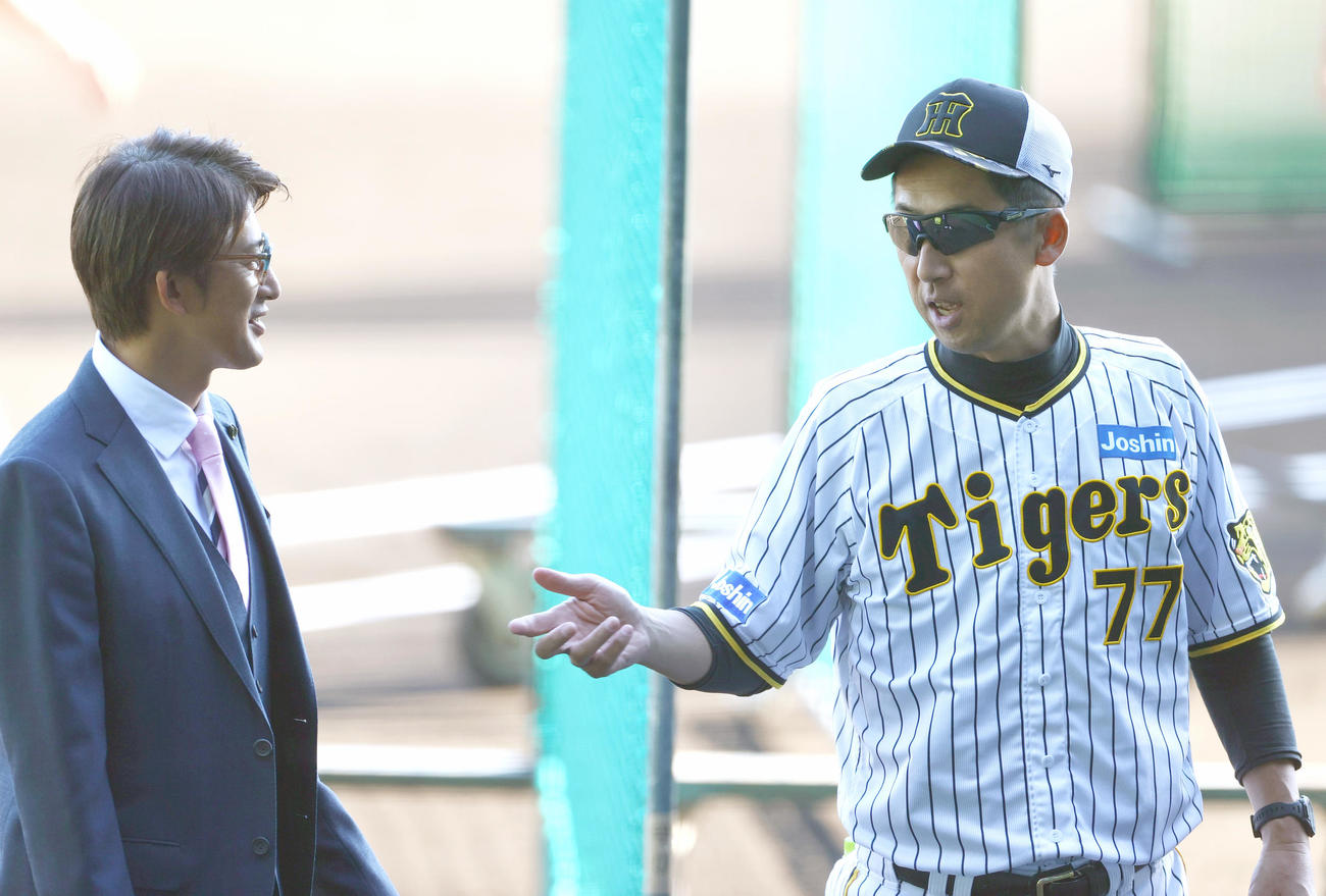 CSファイナル　阪神対広島　試合前、能見氏（左）と話す阪神今岡打撃コーチ（撮影・上山淳一）