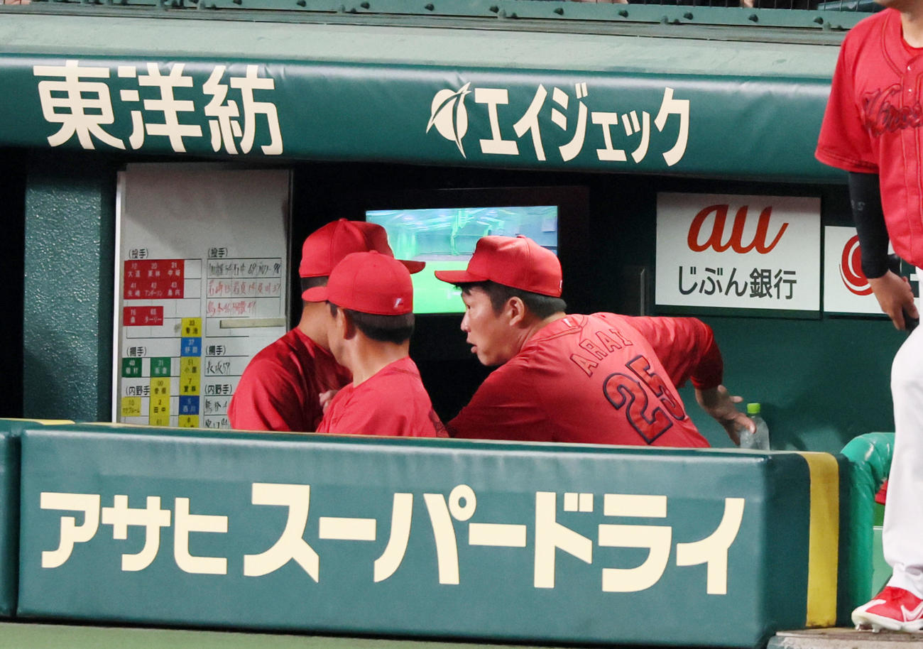 阪神対広島　メンバー表交換へ駆け足で向かう新井監督（撮影・加藤哉）