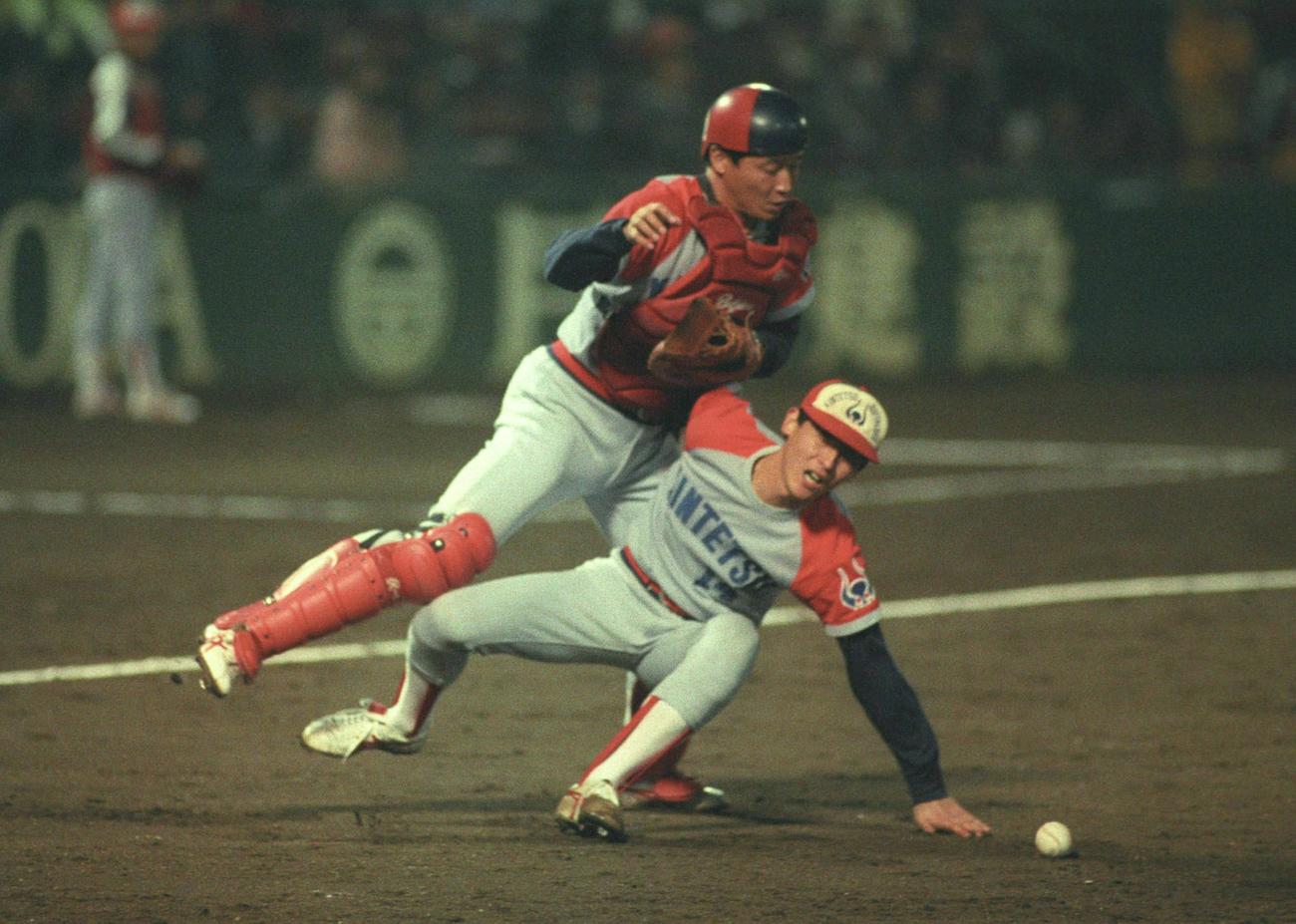 1988年10月19日、9回裏　ロッテ・袴田利英のフライとなった打球をお見合いする近鉄・梨田昌孝（左）と阿波野秀幸（右）