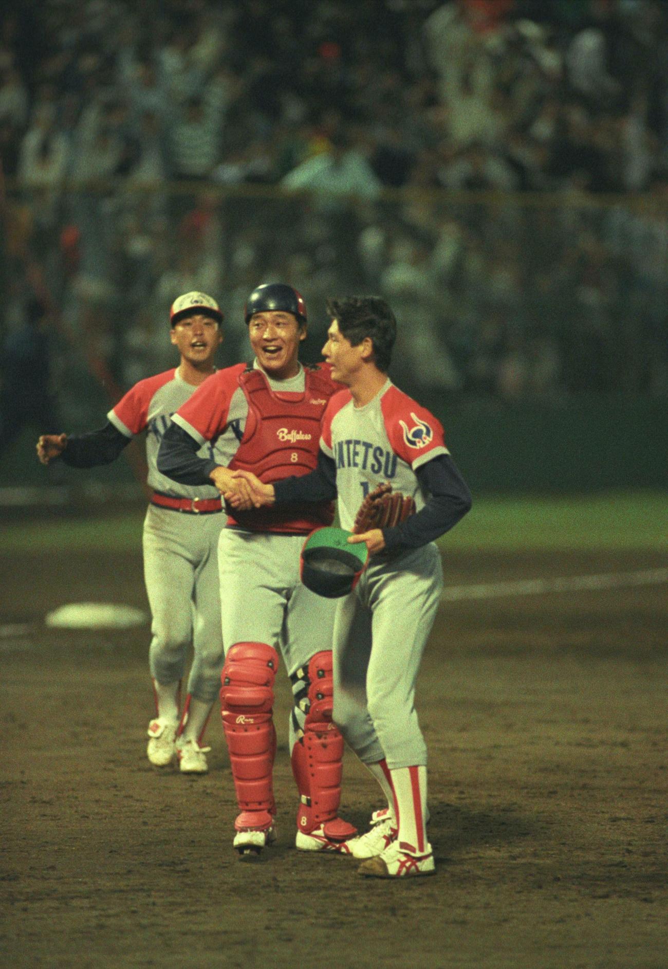 1988年10月19日、ダブルヘッダー第1試合に辛勝し、近鉄・梨田昌孝（中央）は阿波野秀幸とガッチリ握手