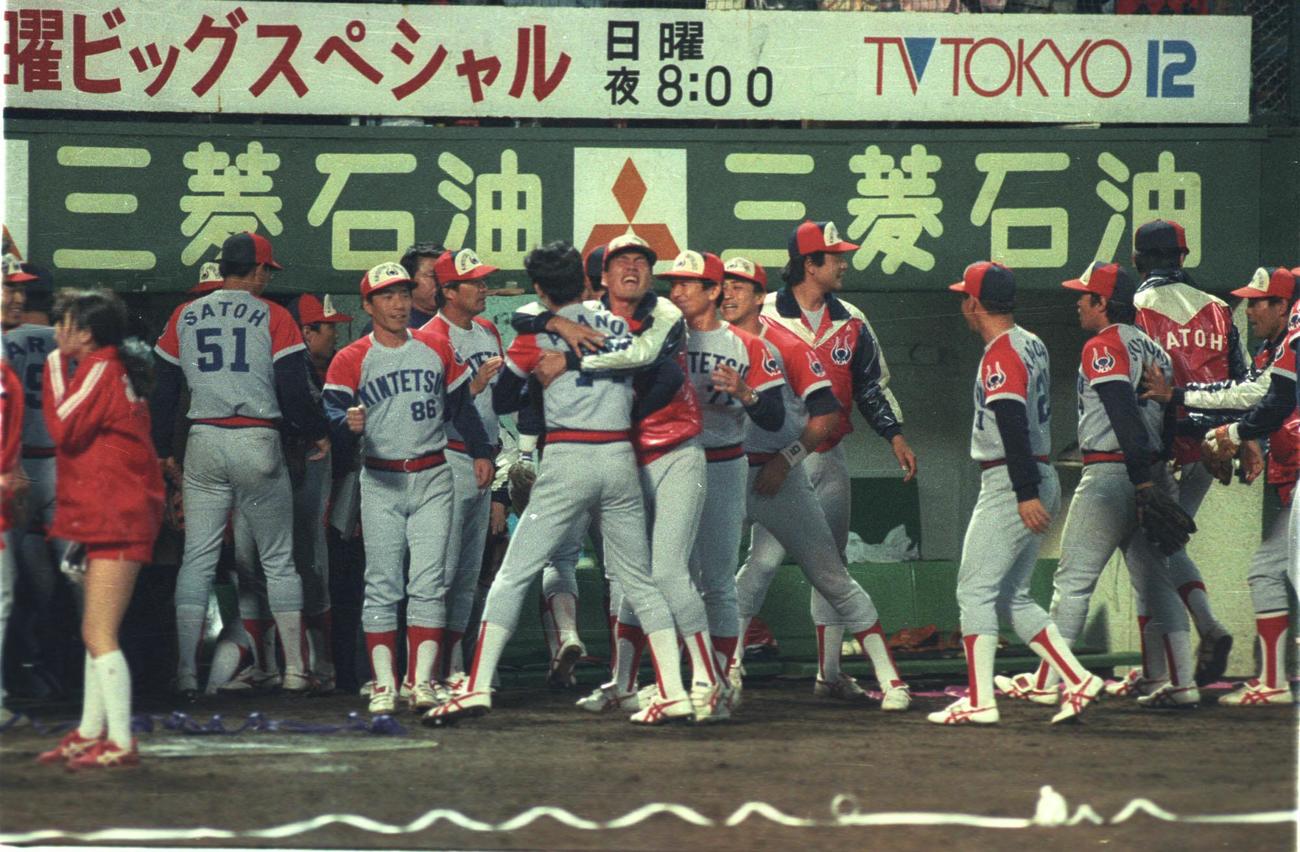 1988年10月19日、逆転勝利し小野和美（近鉄・中央右）が阿波野秀幸（中央左）に抱きつき祝福