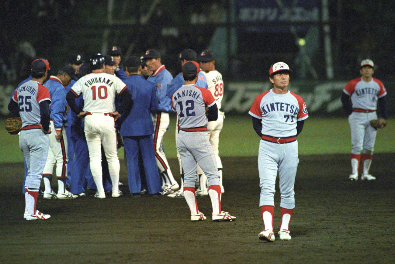 1988年10月19日、ロッテとのダブルヘッダーで近鉄が連勝すれば逆転優勝が決まる第2試合、9回裏に二塁走者古川（左＝10番）のけん制アウトにロッテ有藤監督が抗議、あまりの長さに仰木監督（右から2人目）もマウンド近くまで来た