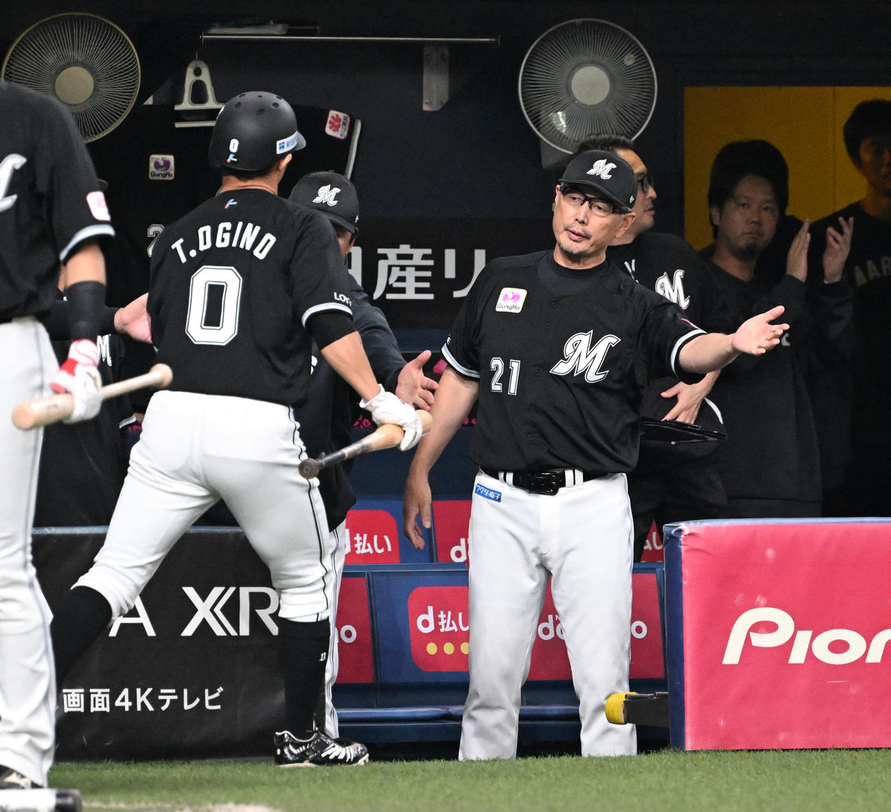 オリックス対ロッテ　1回表ロッテ1死二、三塁、ポランコの二ゴロで生還した荻野を迎えるロッテ吉井監督（撮影・和賀正仁）