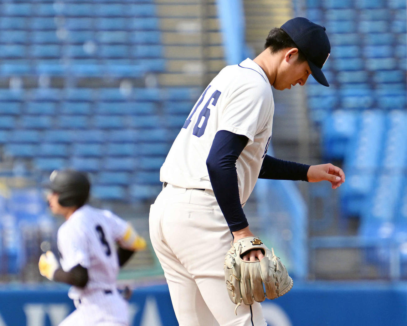 亜大対国学院大　1回表亜大2死、天井（後方）に先制ソロ本塁打を許す武内（撮影・滝沢徹郎）