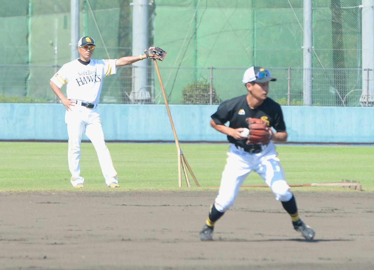 試合前練習を見守るソフトバンク小久保2軍監督（撮影・佐藤究）