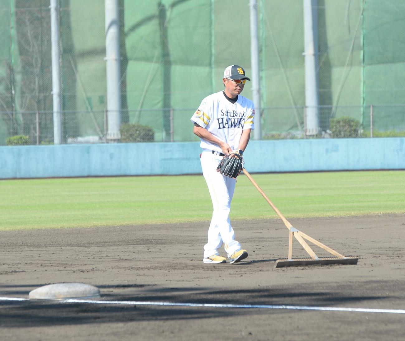 グラウンドを整備するソフトバンク小久保2軍監督（撮影・佐藤究）