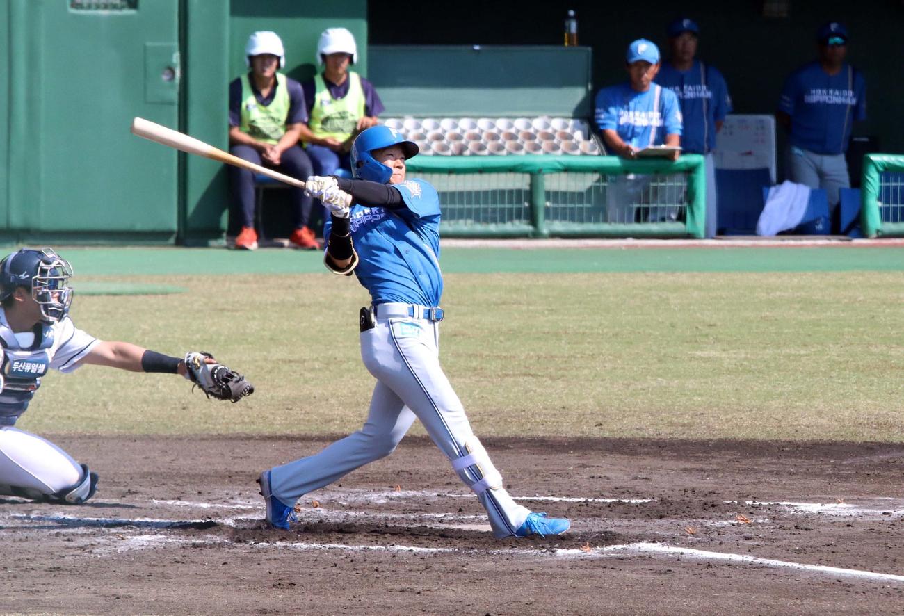 韓国選抜対日本ハム　2回日本ハム2死、矢沢が左越えソロを放つ（撮影・永野高輔）