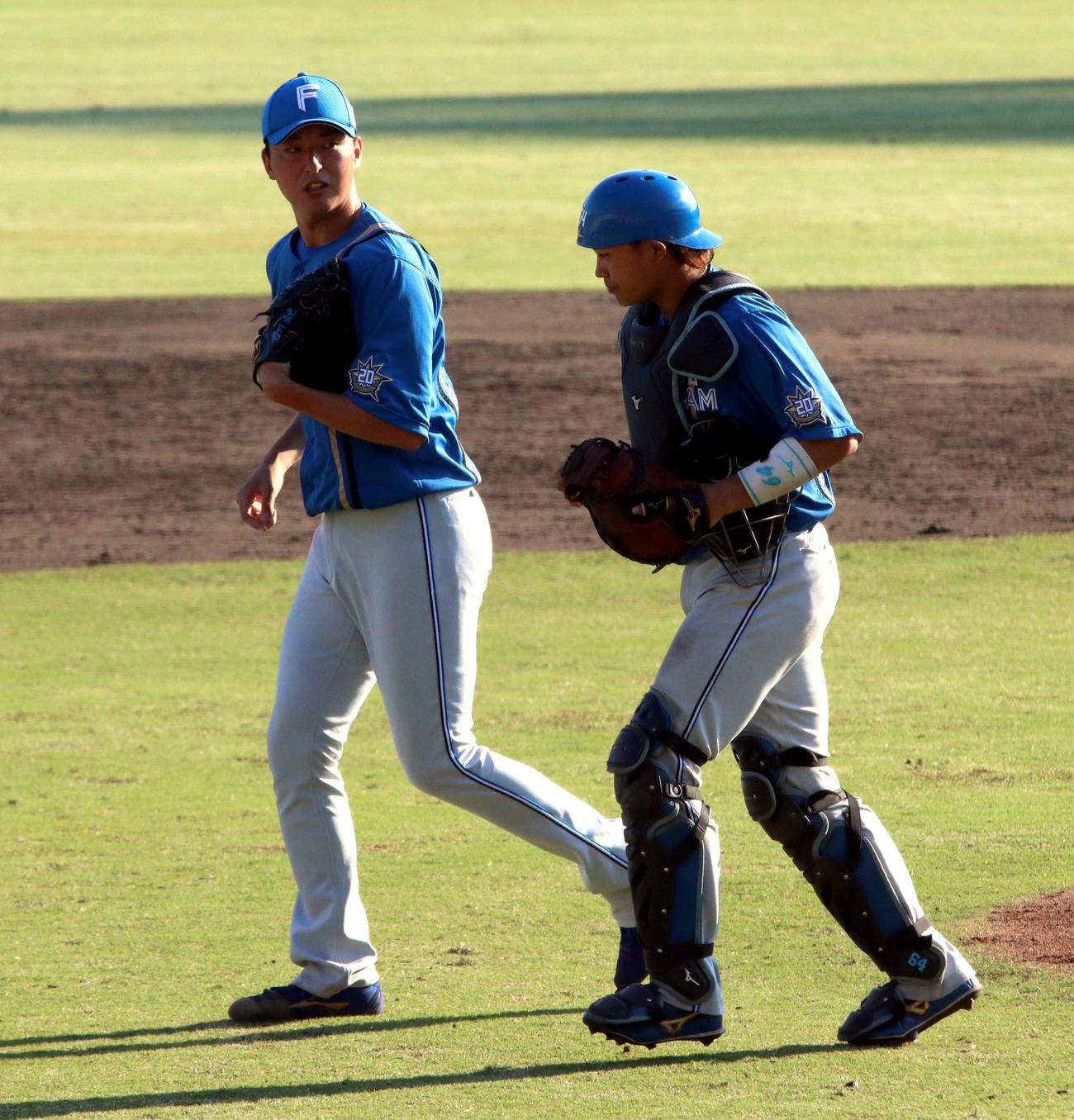 韓国選抜対日本ハム　試合終了後、捕手の田宮と話す日本ハム石川（撮影・永野高輔）