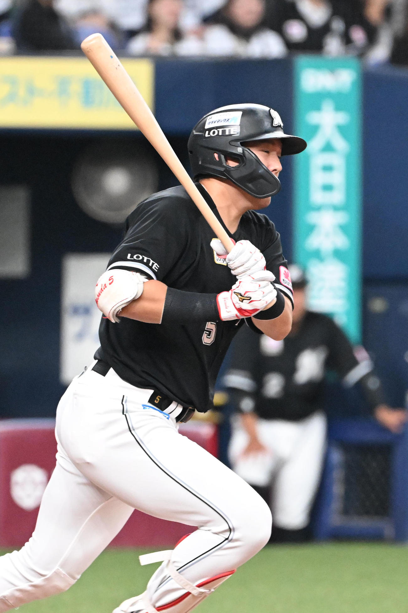 オリックス対ロッテ　6回表ロッテ2死二、三塁、右前に逆転となる2点適時打を放つ安田（撮影・和賀正仁）