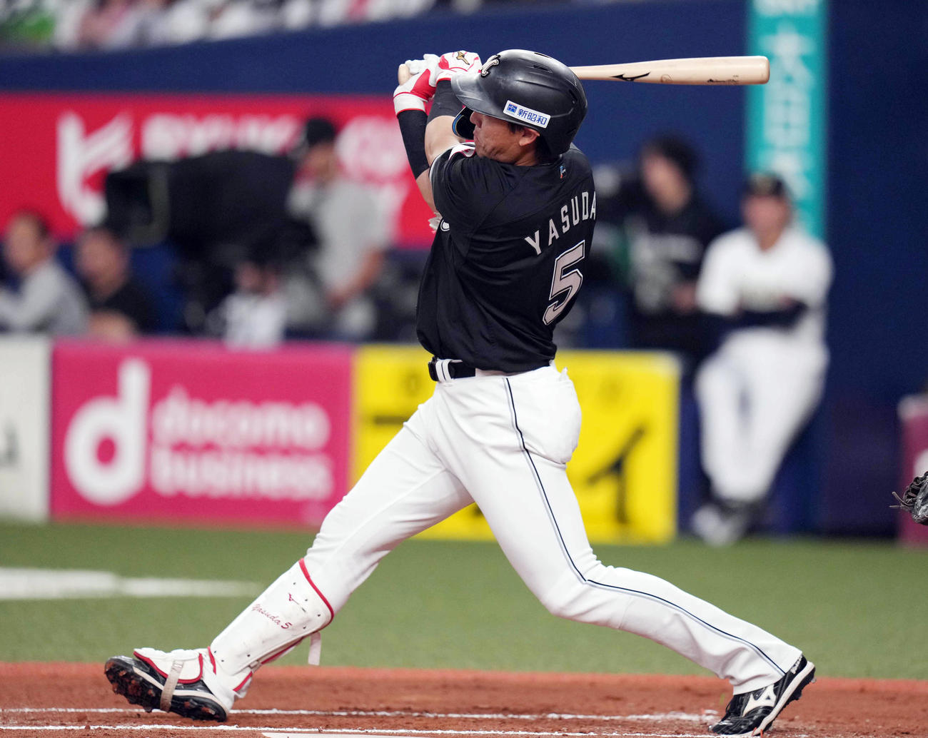 オリックス対ロッテ　6回表ロッテ2死二、三塁、2点適時打を放つ安田（撮影・狩俣裕三）