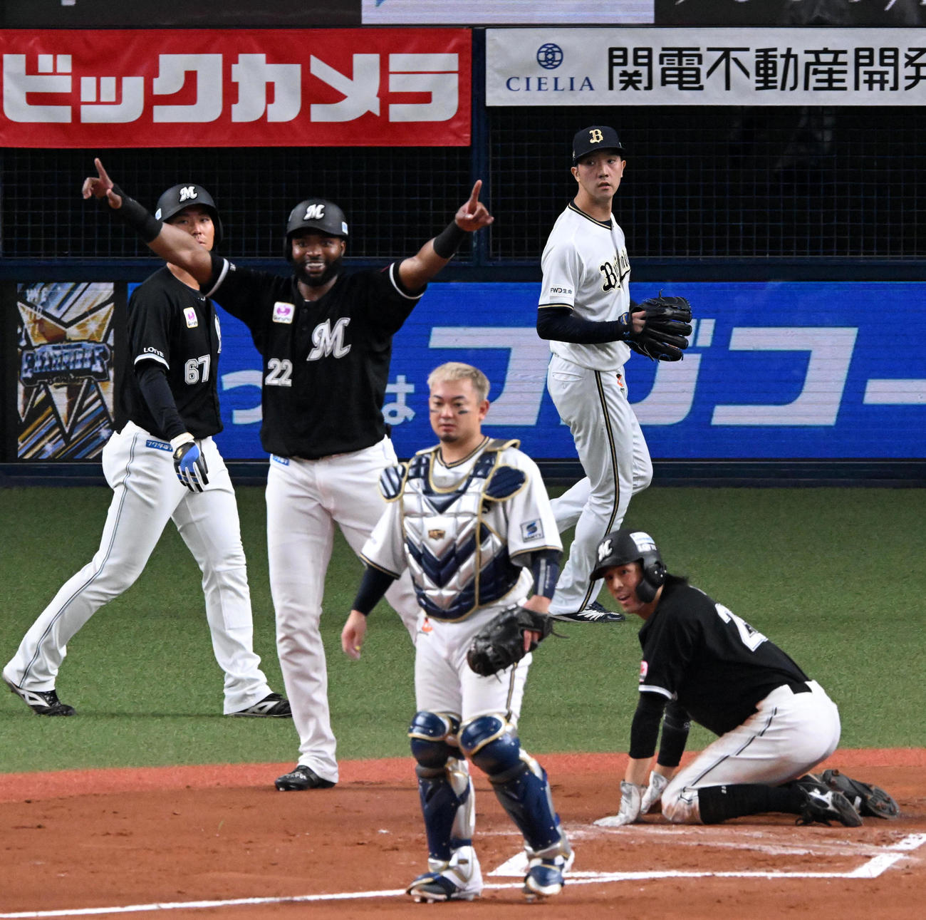 オリックス対ロッテ　6回表ロッテ2死二、三塁、安田に右2点適時打を打たれがっくりする田嶋（撮影・前岡正明）