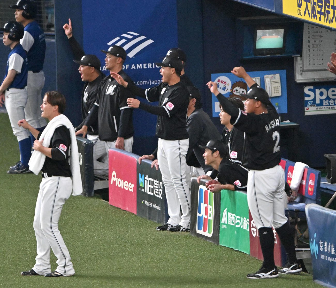 オリックス対ロッテ　6回表ロッテ2死二、三塁、安田の適時打に喜ぶロッテナイン（撮影・石井愛子）