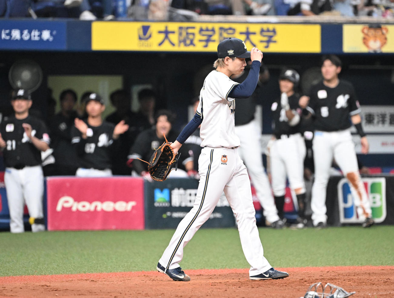 オリックス対ロッテ　9回表ロッテ1死三塁、山口の犠飛で勝ち越しを許した山岡（撮影・和賀正仁）