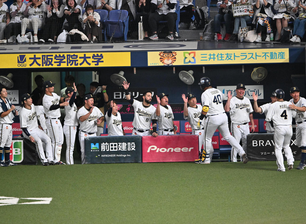 オリックス対ロッテ　7回裏オリックス2死一塁、ナインに迎えられるセデーニョ（右から5人目）、森（右から2人目）（撮影・石井愛子）