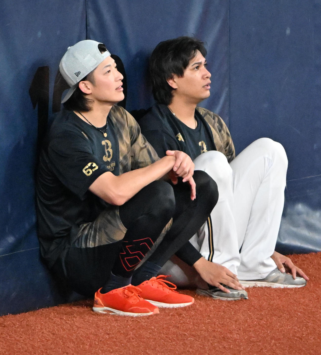 一休みする（左から）山崎颯、宇田川（撮影・石井愛子）