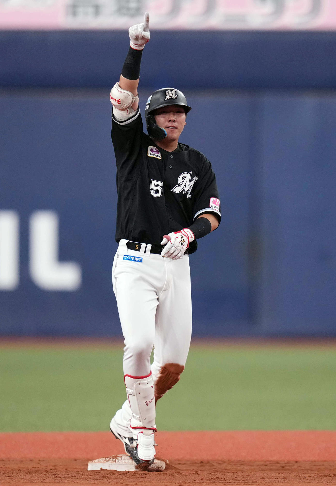 オリックス対ロッテ　9回表ロッテ無死二塁、適時二塁打を放った安田はチームメートに向かってポーズ（撮影・狩俣裕三）
