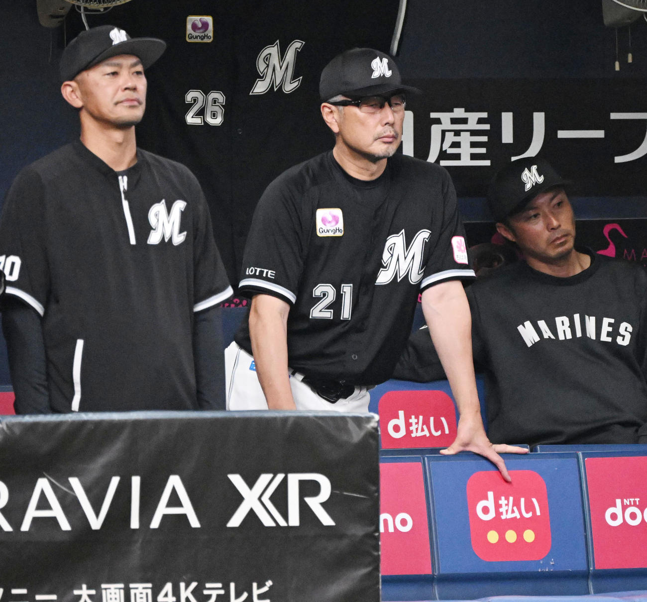オリックス対ロッテ　6回、身を乗り出して試合を注視するロッテ吉井監督（撮影・和賀正仁）