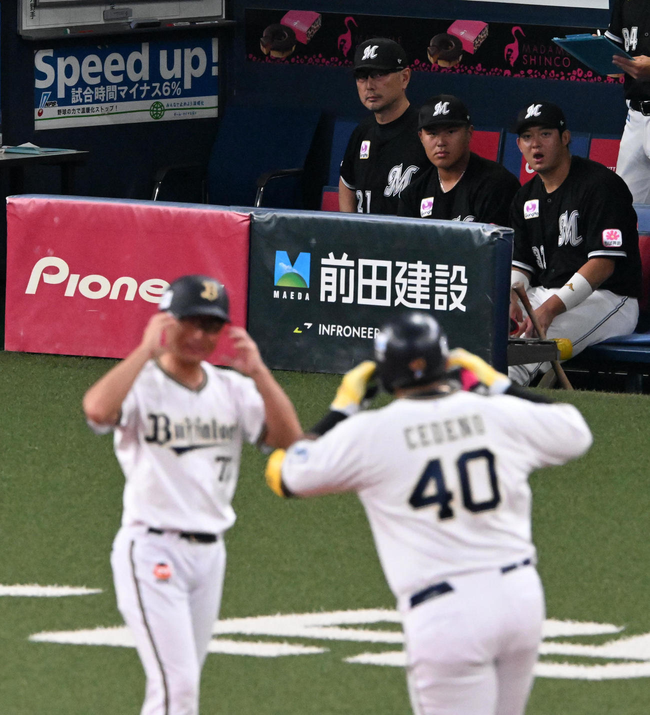 オリックス対ロッテ　7回裏オリックス2死一塁、セデーニョに左越え2点本塁打を打たれがっくりする吉井監督（左）（撮影・前岡正明）