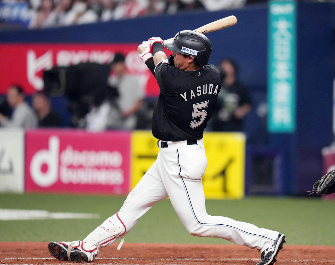 オリックス対ロッテ　9回表ロッテ無死二塁、適時二塁打を放つ安田（撮影・狩俣裕三）
