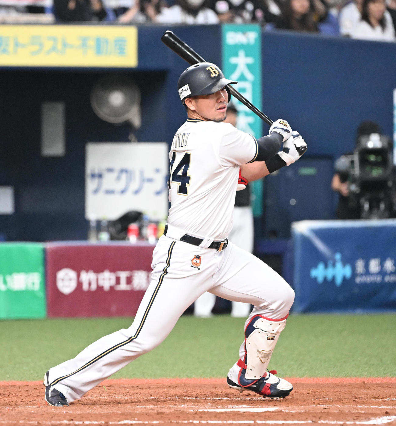 オリックス対ロッテ　8回裏オリックス2死二塁、一直に倒れる頓宮（撮影・和賀正仁）